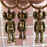 Kaws klíčenka zlatá